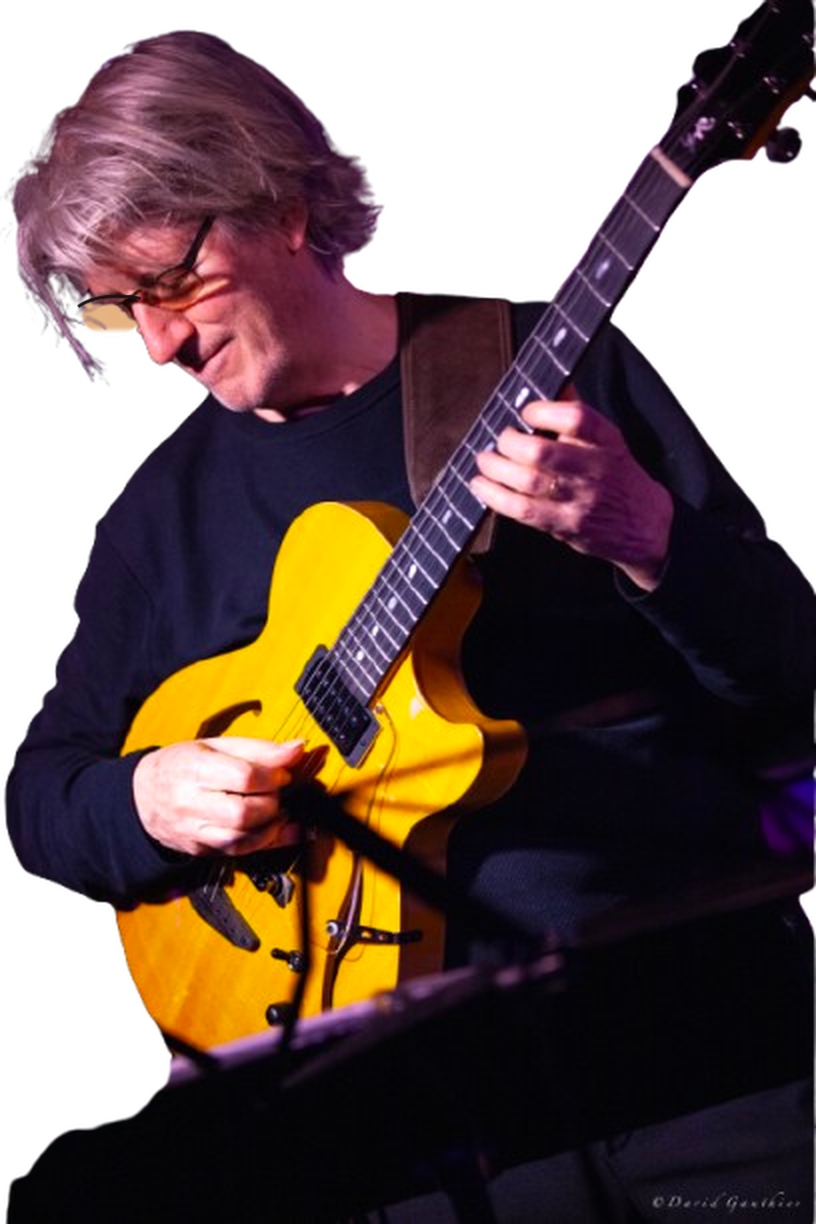 Yannick Robert jouant sur sa guitare jazz jaune